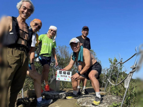 從慈母嶺到中央尖，一步步拉繩爬升，謝金河挑戰天梯全身溼透，N訪阿真的店：今天白斬雞特別好
